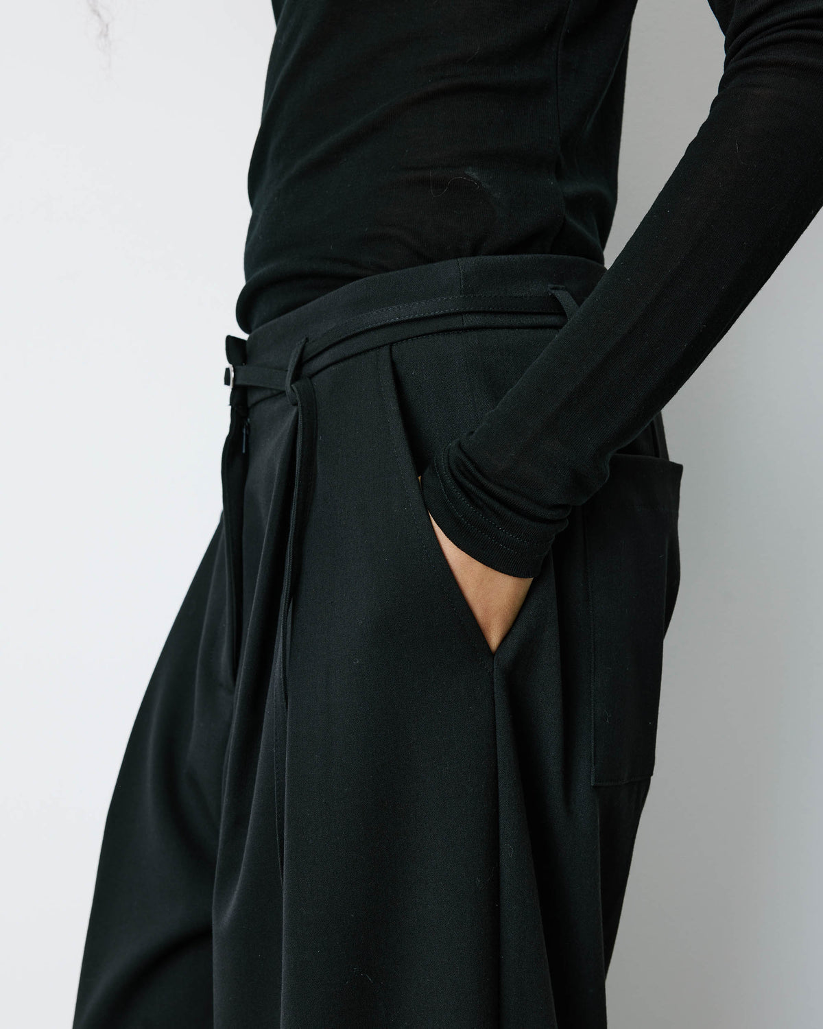 Pantalon tailleur oversize à plis ceinturé noir Barclay