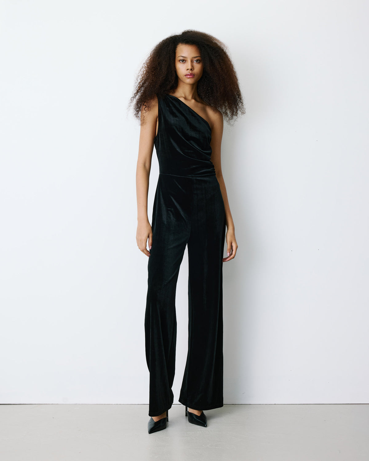 Asymmetric velvet jumpsuit noir Brielle