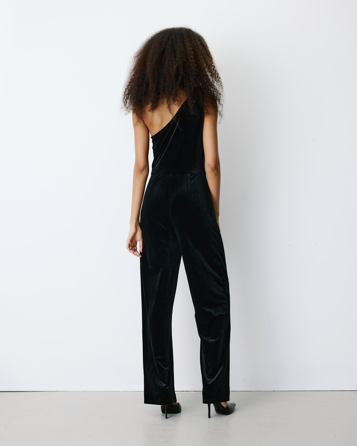 Asymmetric velvet jumpsuit noir Brielle