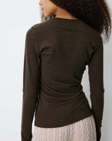 T-shirt drapé près du corps à boucle dorée chocolat Bijou