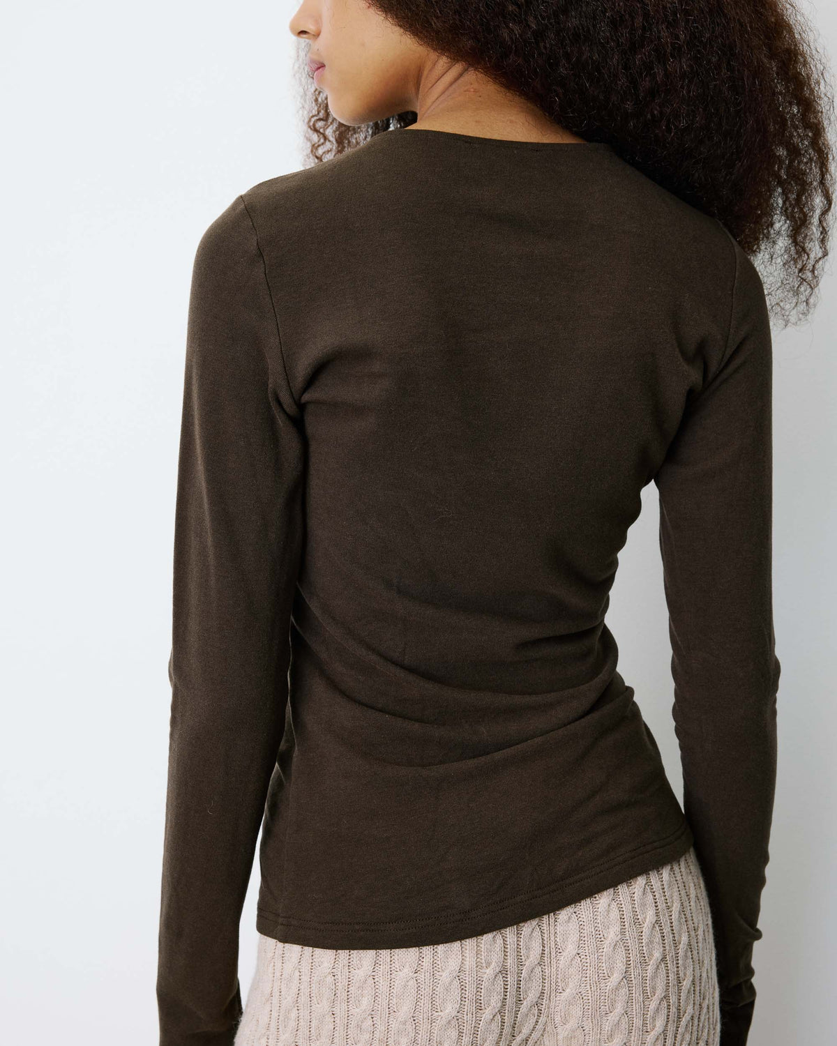 T-shirt drapé près du corps à boucle dorée chocolat Bijou