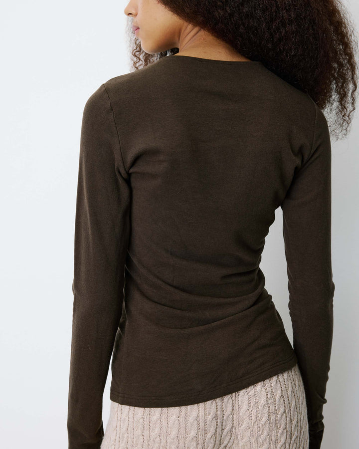 T-shirt drapé près du corps à boucle dorée chocolat Bijou