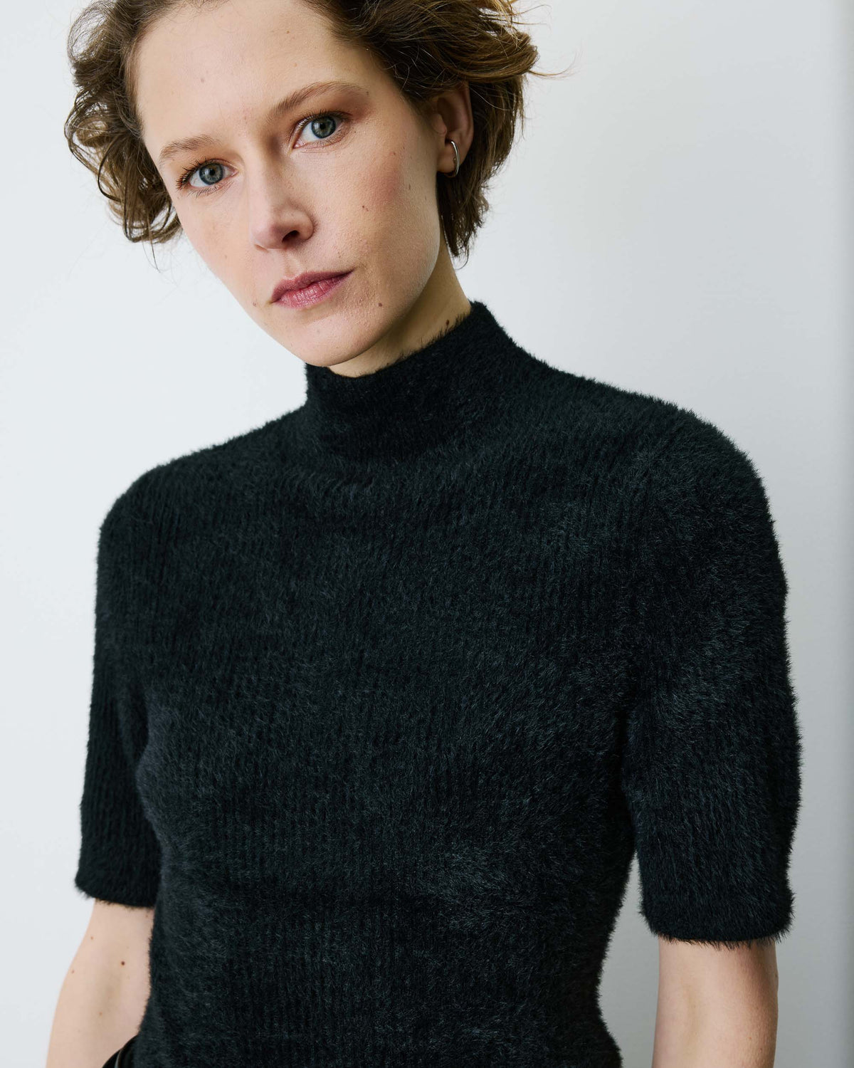 Pull doux manches courtes col cheminée noir Birdie