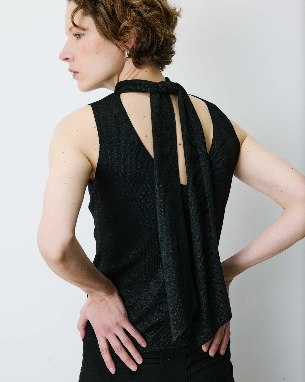 Top sin mangas con cuello alto noir Bailey
