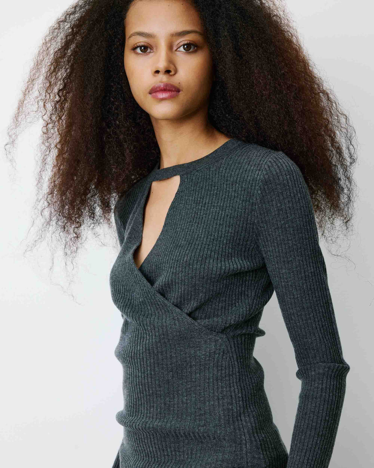 Pull cache-cœur col V près du corps anthracite Bindi