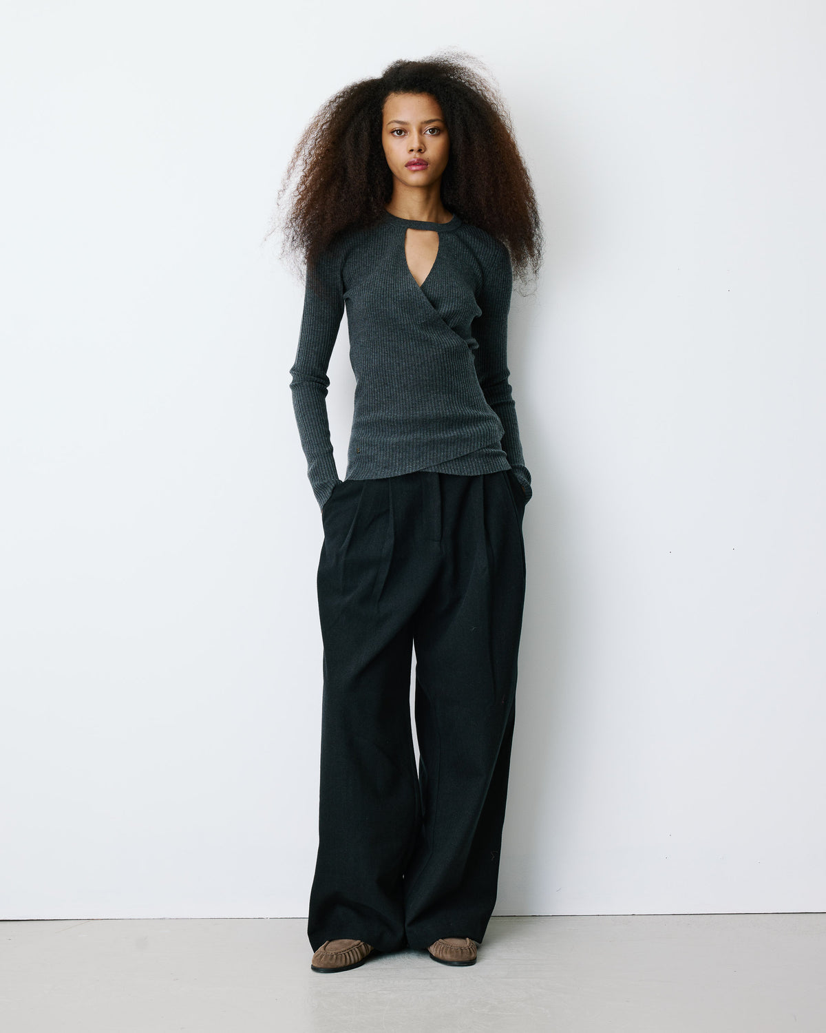 Pull cache-cœur col V près du corps anthracite Bindi