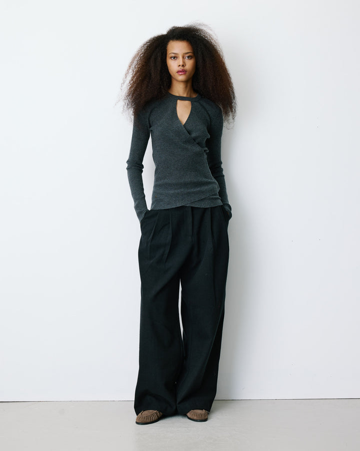 Pull cache-cœur col V près du corps anthracite Bindi