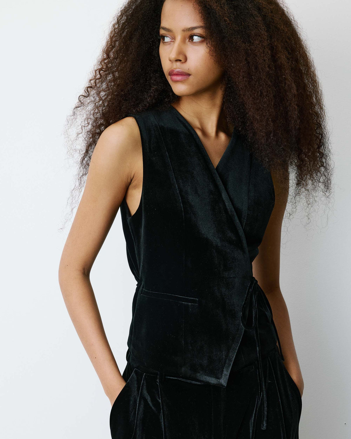 Gilet tailleur velours sans manches à nouer noir Benny