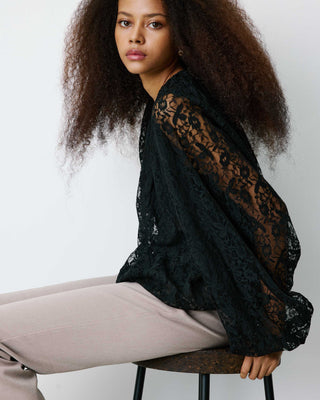 Blouse fluide en dentelle manches bouffantes noir Beth