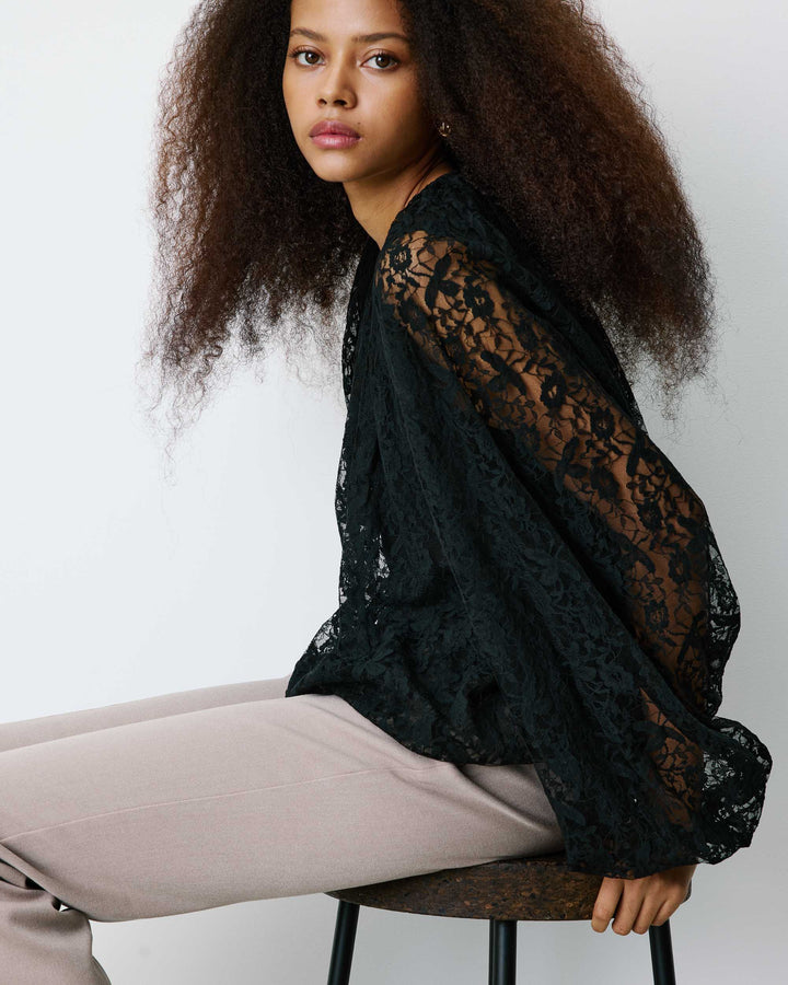 Blouse fluide en dentelle manches bouffantes noir Beth
