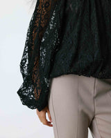 Blouse fluide en dentelle manches bouffantes noir Beth