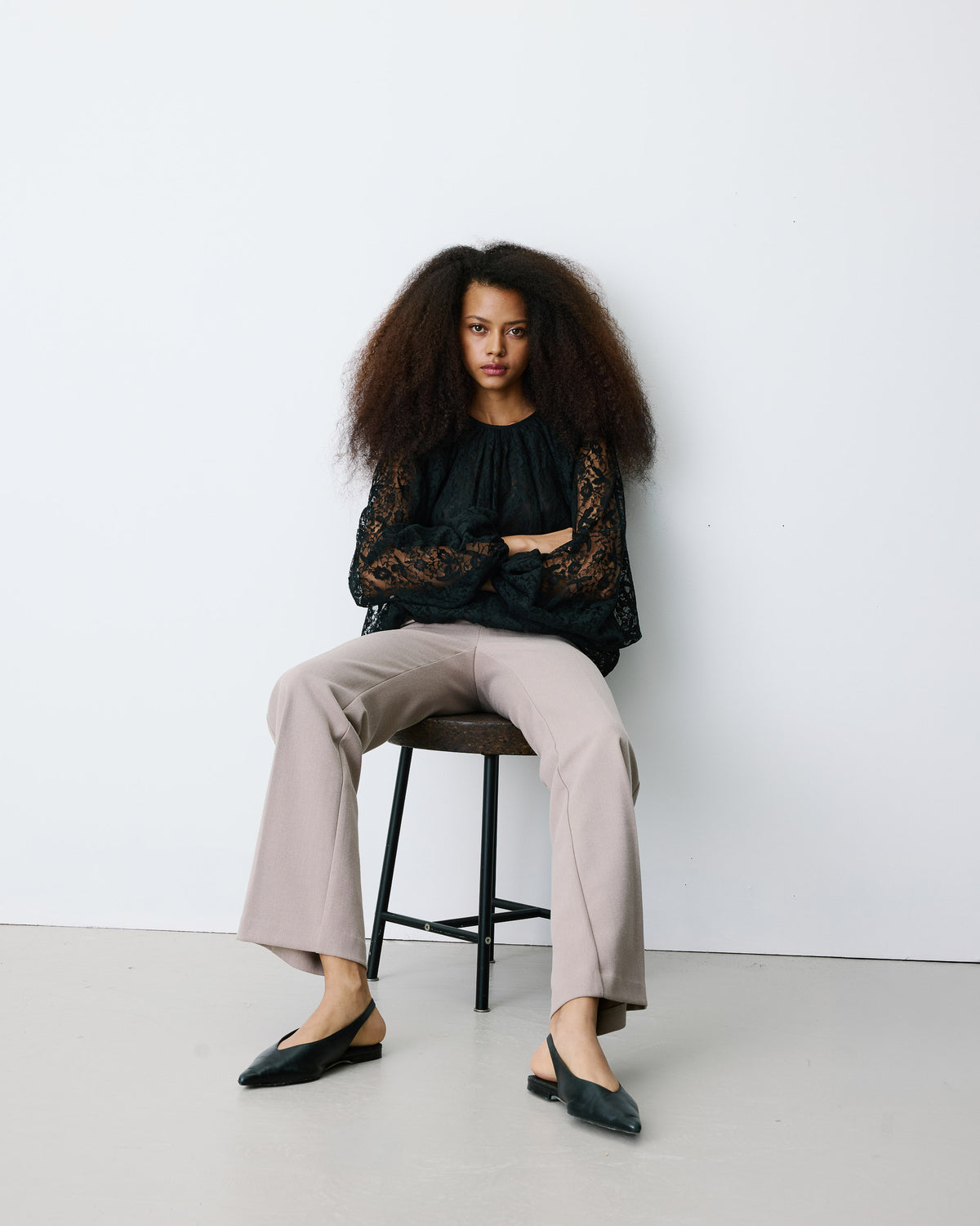 Blouse fluide en dentelle manches bouffantes noir Beth