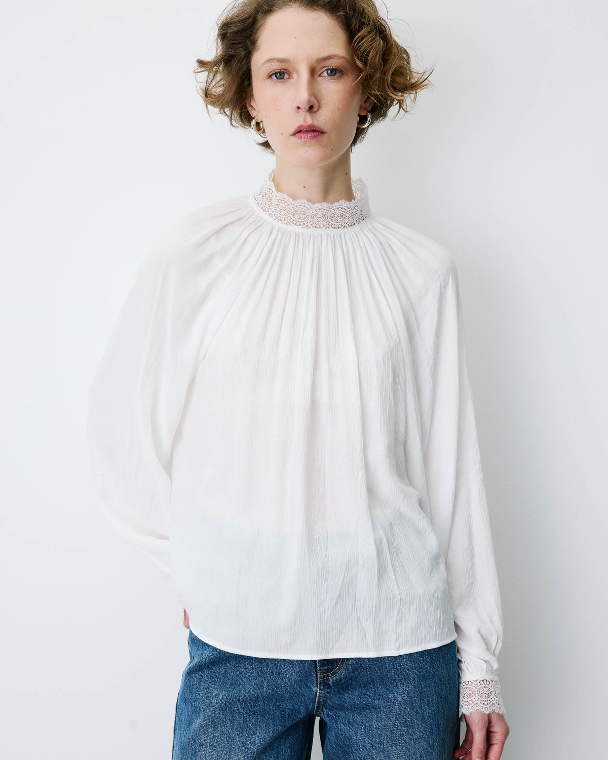 Blusa amplia plisada con cuello de encaje marfil Brietta