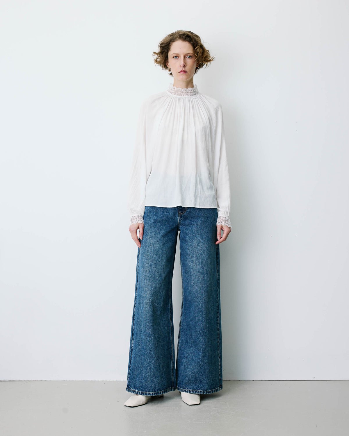 Blusa amplia plisada con cuello de encaje marfil Brietta