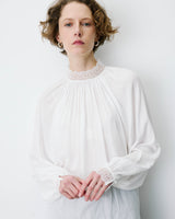 Blusa amplia plisada con cuello de encaje marfil Brietta