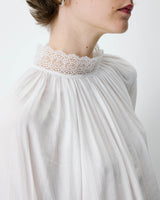 Blusa amplia plisada con cuello de encaje marfil Brietta
