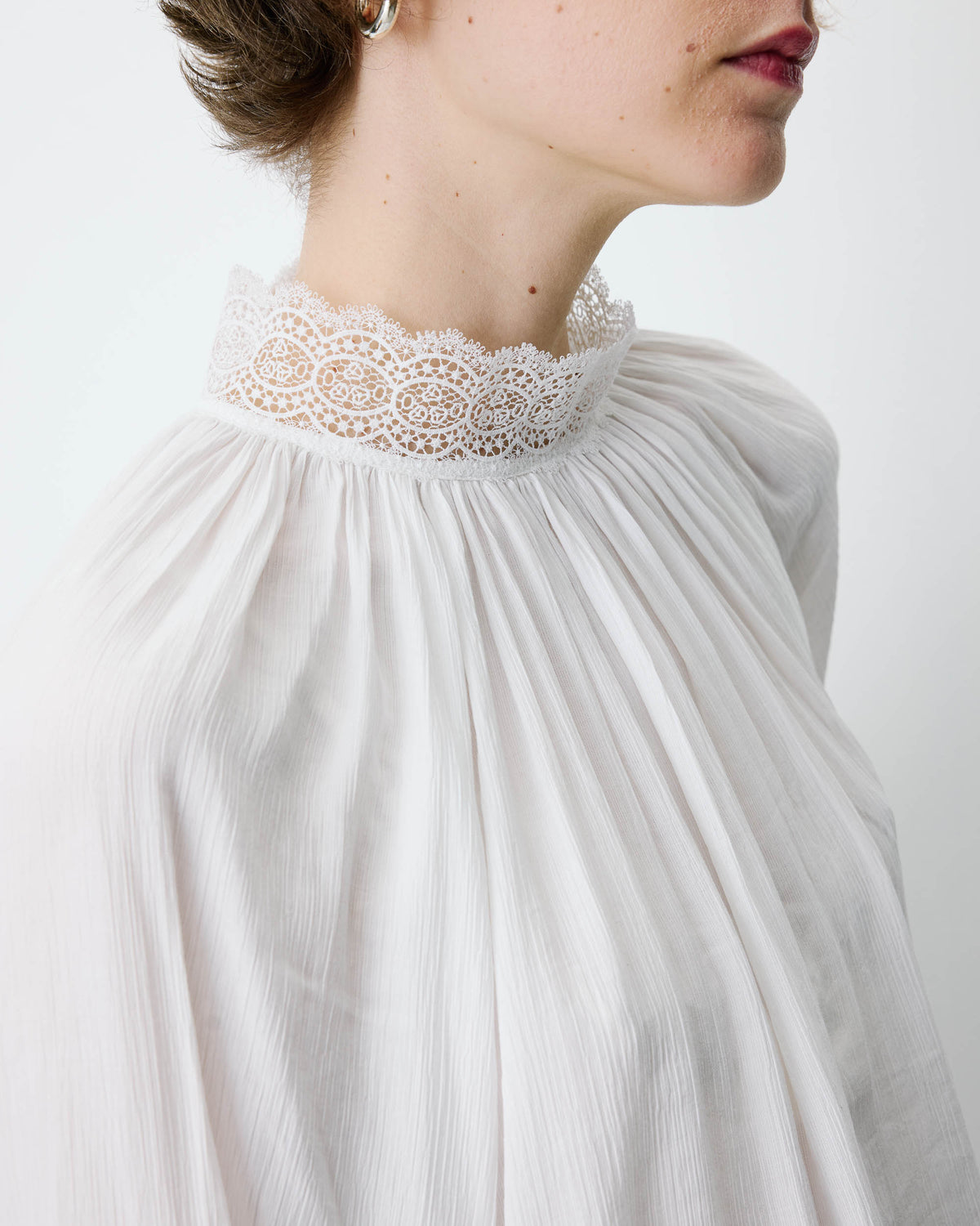 Blusa amplia plisada con cuello de encaje marfil Brietta