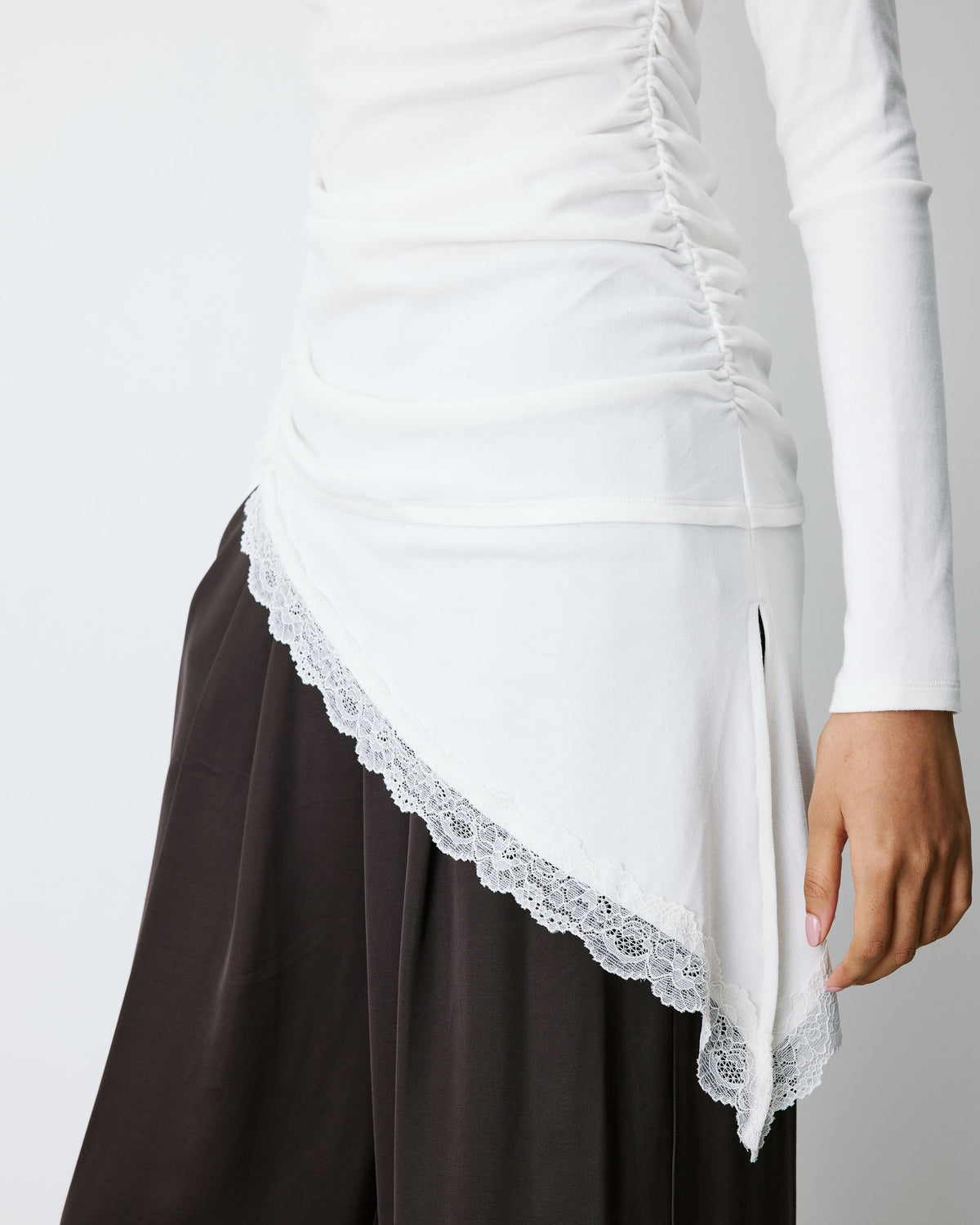 Top asymétrique manches longues bas en dentelle ivoire Bina