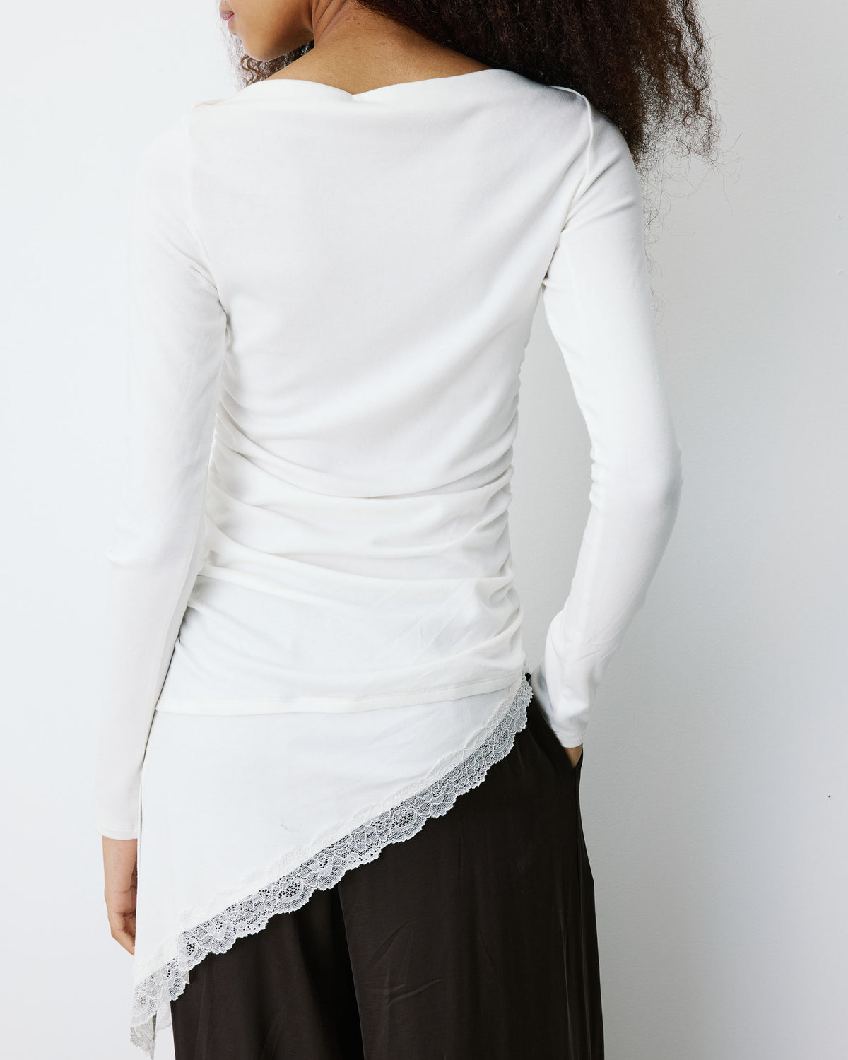 Top asymétrique manches longues bas en dentelle ivoire Bina