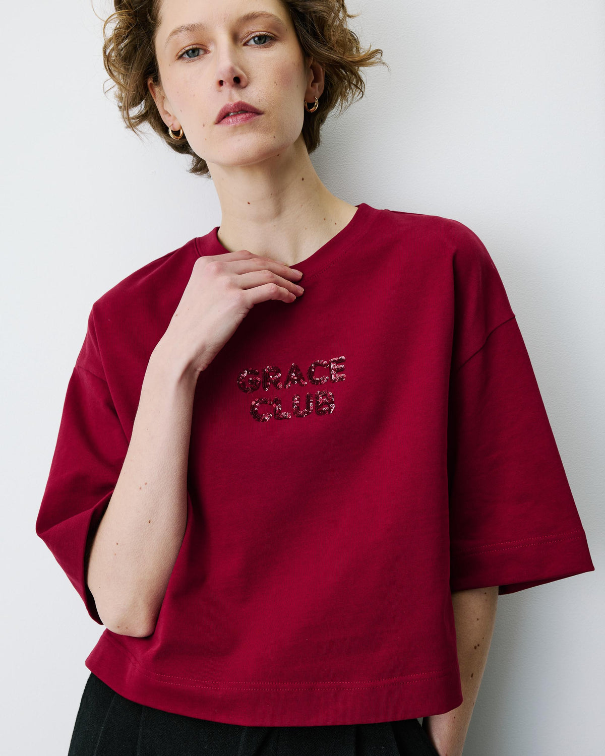 Camiseta con mensaje de lentejuelas cherry Bond