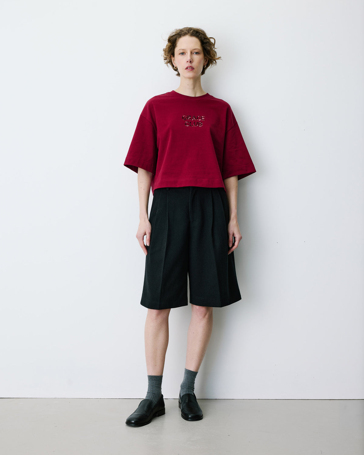 Camiseta con mensaje de lentejuelas cherry Bond