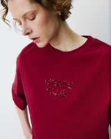 Camiseta con mensaje de lentejuelas cherry Bond