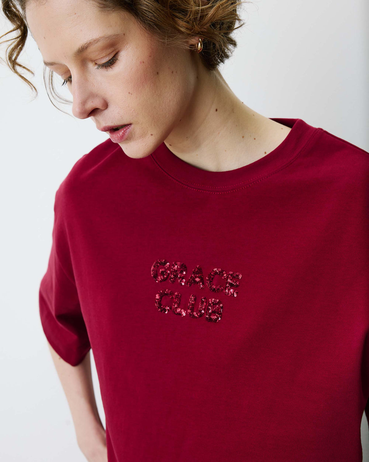Camiseta con mensaje de lentejuelas cherry Bond