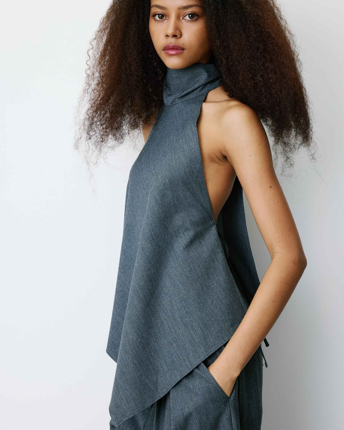 Top asymétrique fluide sans manches dos nu anthracite Binni