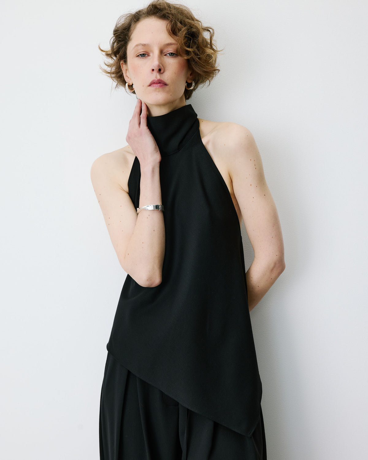 Top asymétrique fluide sans manches dos nu noir Binni