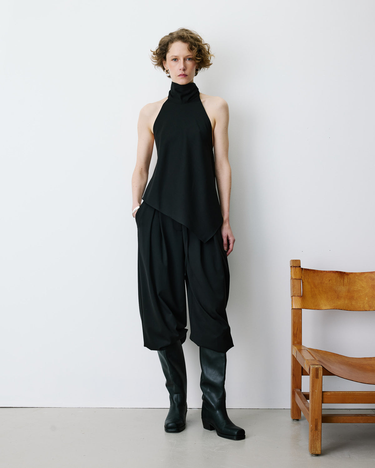 Top asymétrique fluide sans manches dos nu noir Binni