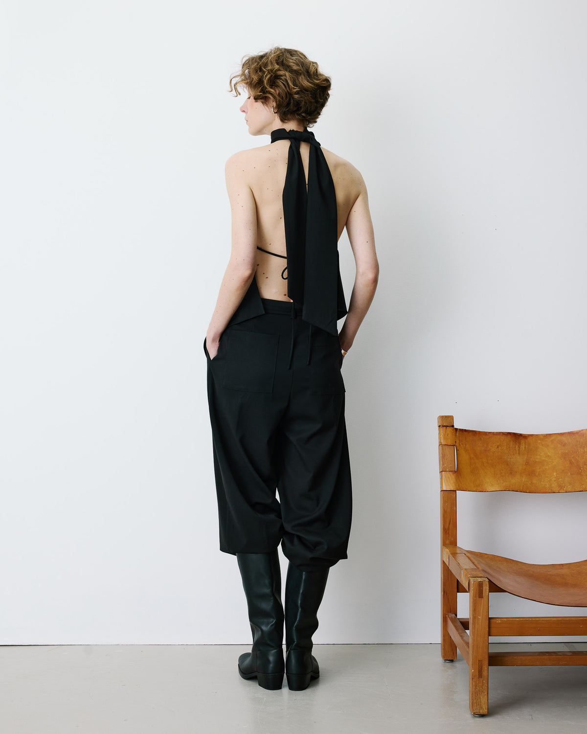 Top asymétrique fluide sans manches dos nu noir Binni