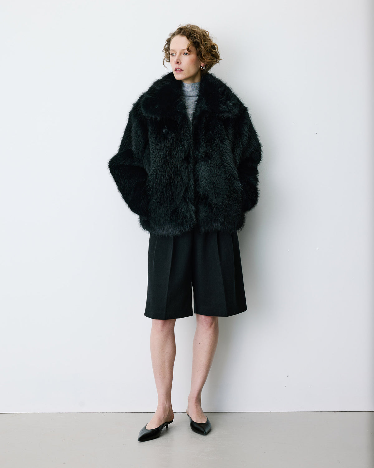Faux-fur coat with a wide collar noir Billie
