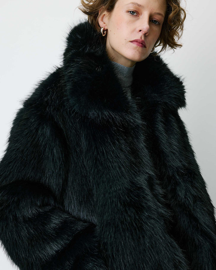 Faux-fur coat with a wide collar noir Billie