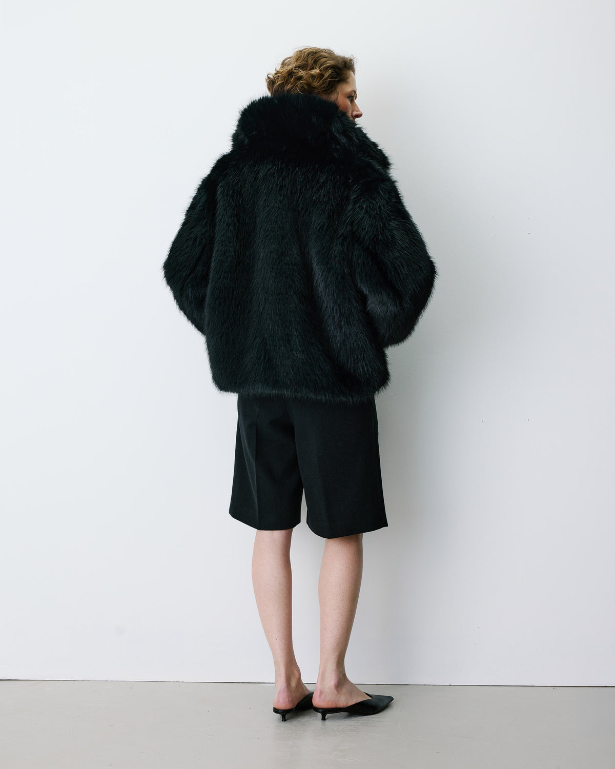Faux-fur coat with a wide collar noir Billie