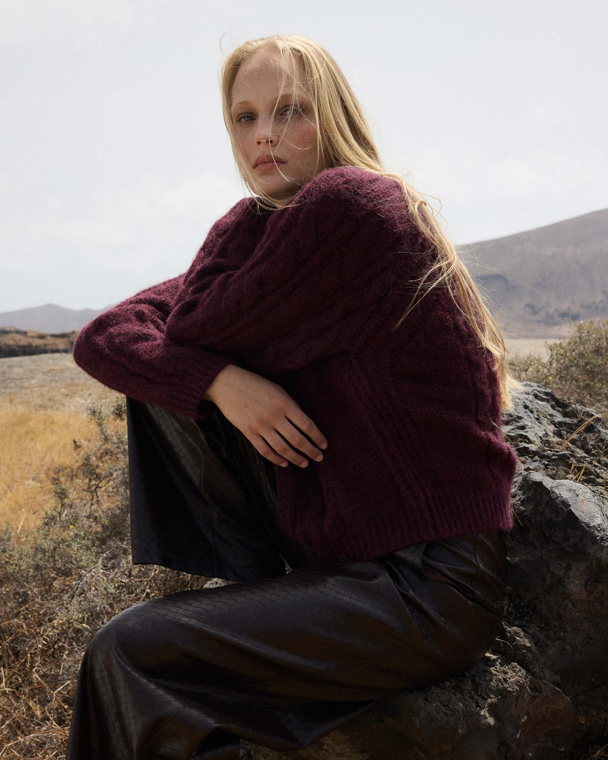 Maglione ampio a trecce girocollo melanzana Amparo