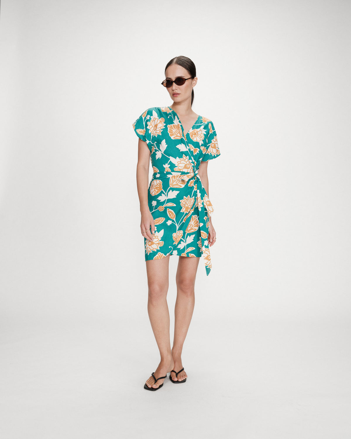 Robe courte portefeuille à fleurs vert Velora