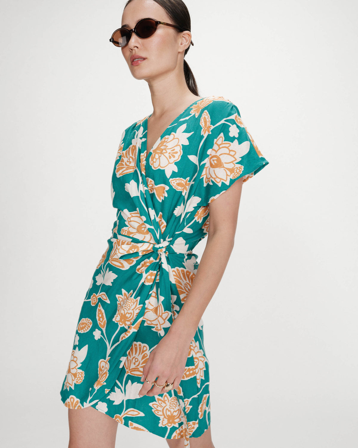 Robe courte portefeuille à fleurs vert Velora