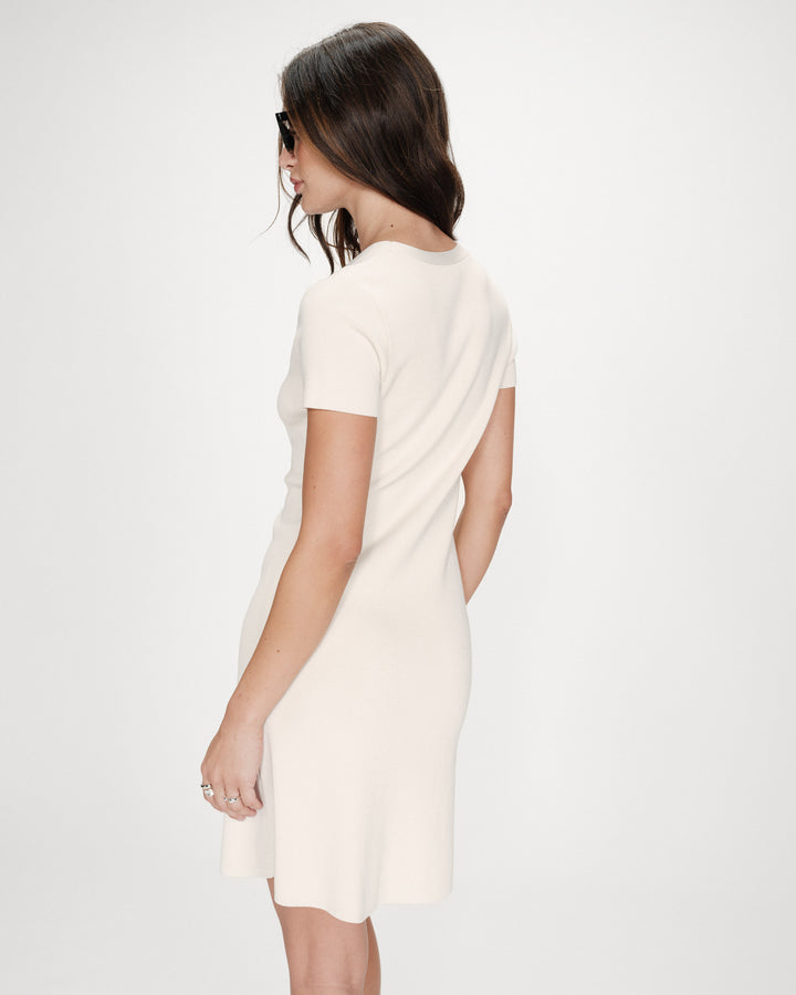 Robe courte en maille boutonnée col V ecru Venezuela