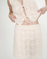 Falda corta recta de crochet bohemia ecru Victoria