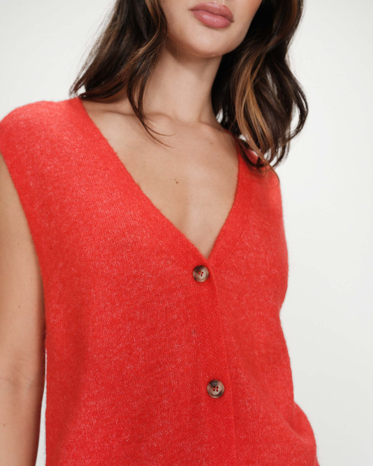 Sleeveless V-neck cardigan with buttons sanguine Nars