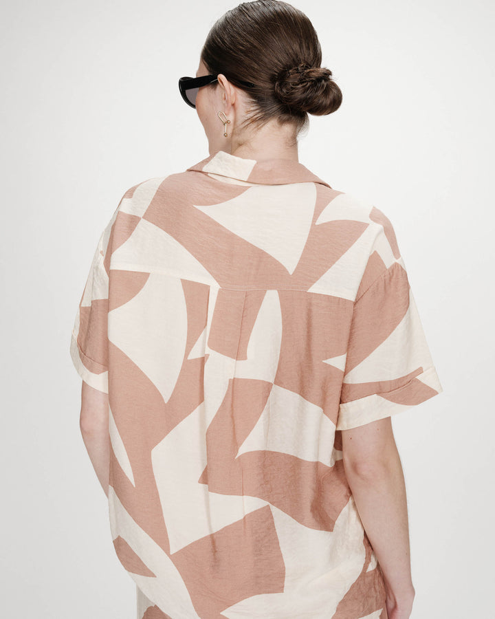 Chemise imprimée graphique mocha Veil