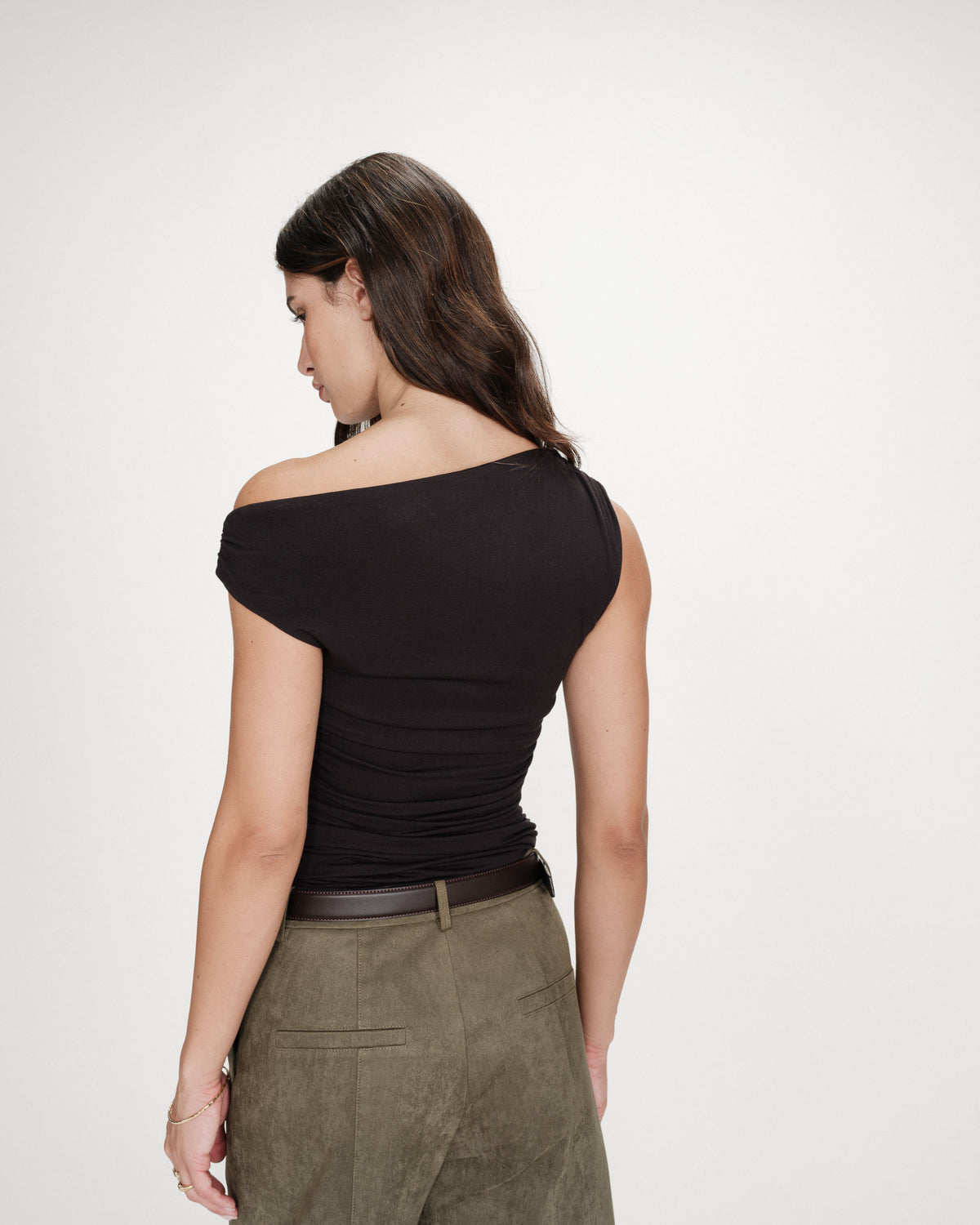 Top drapé asymétrique près du corps noir Vodia