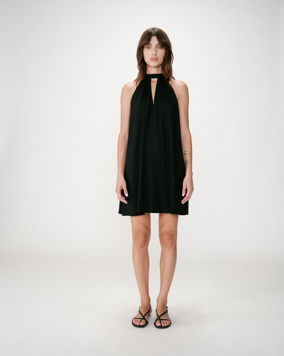 Robe courte évasée en lin dos à nouer noir Whola