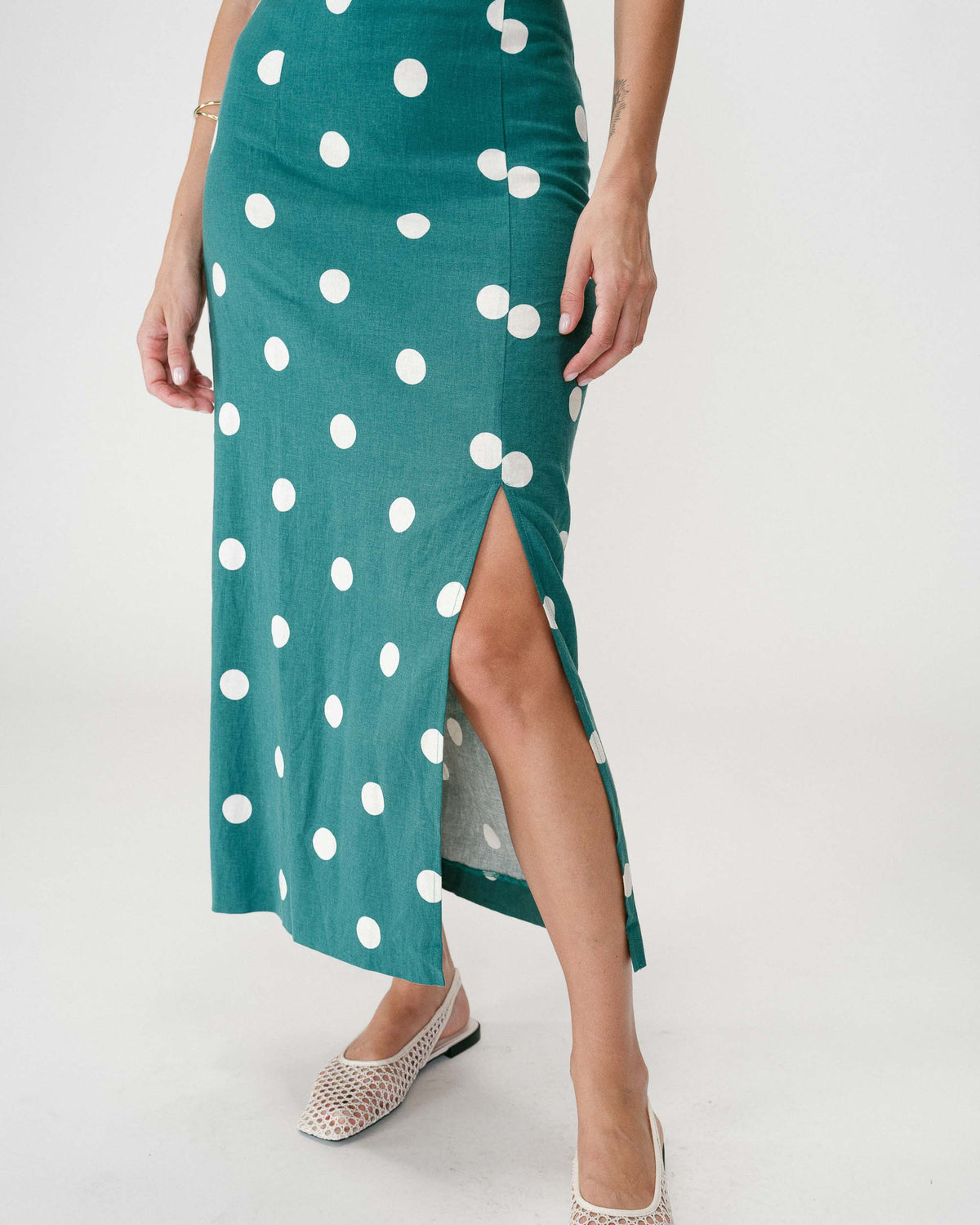 Fitted polka dot long dress with open back emeraude Wyella
