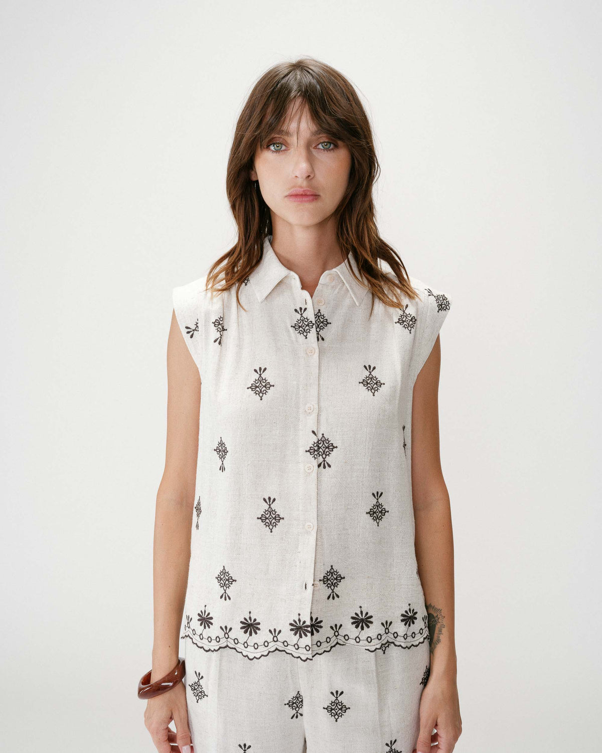 Sleeveless embroidered pattern shirt chocolat Wisenna