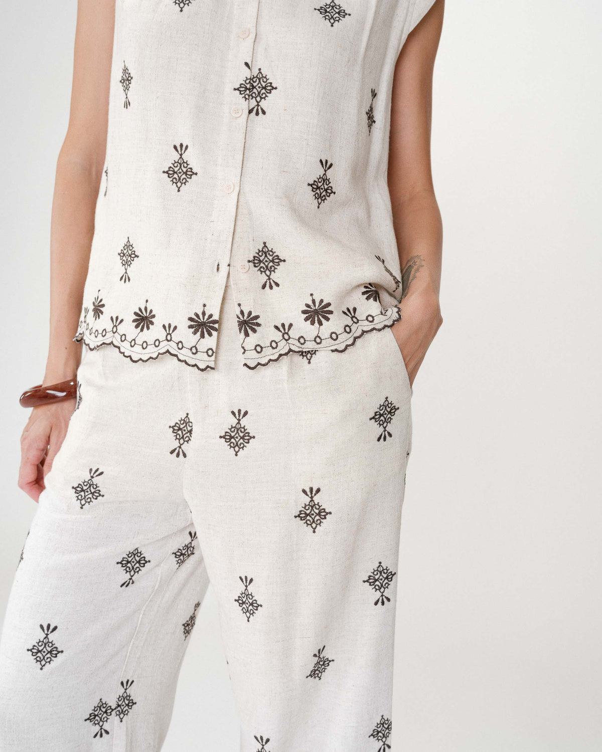 Sleeveless embroidered pattern shirt chocolat Wisenna