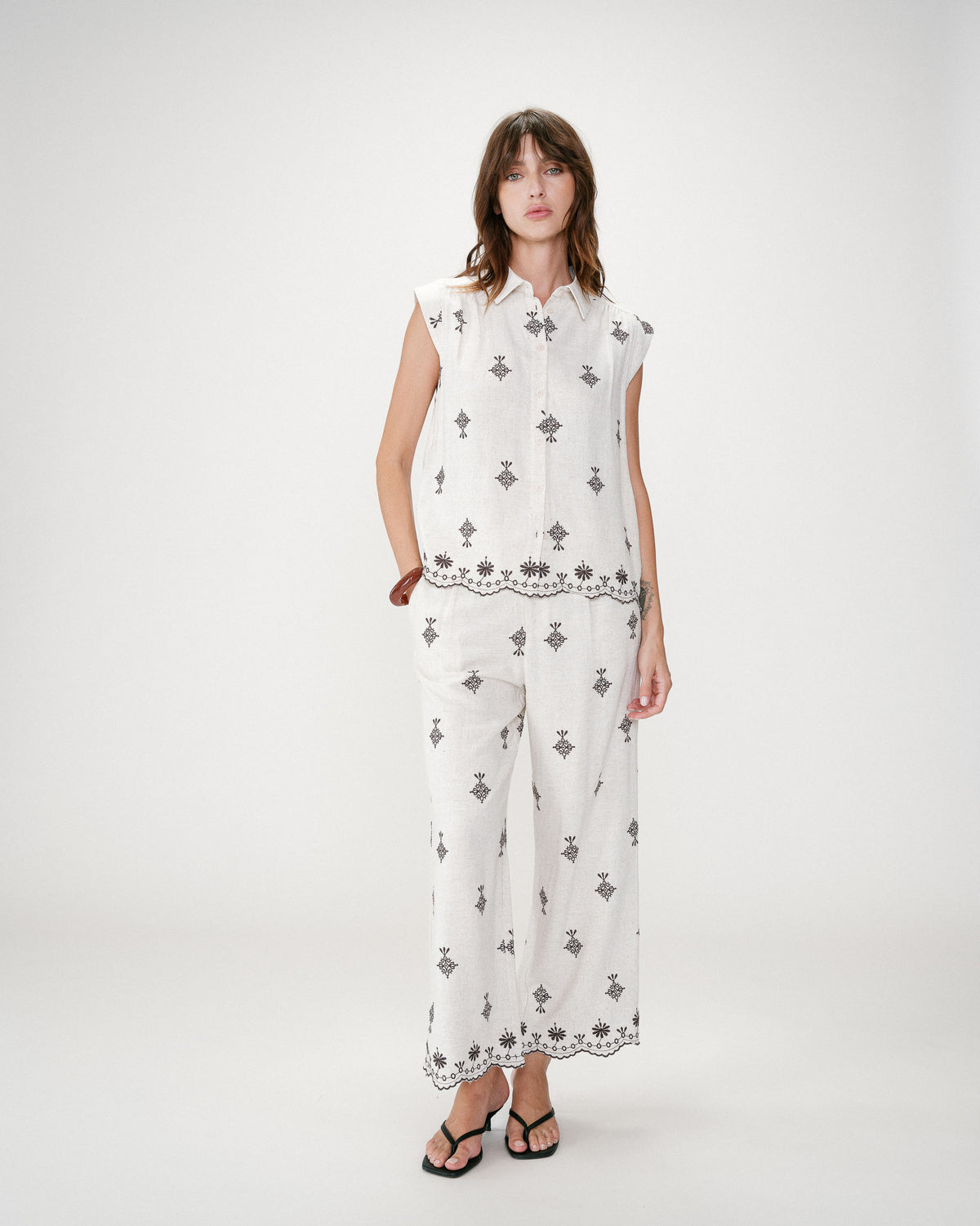 Sleeveless embroidered pattern shirt chocolat Wisenna