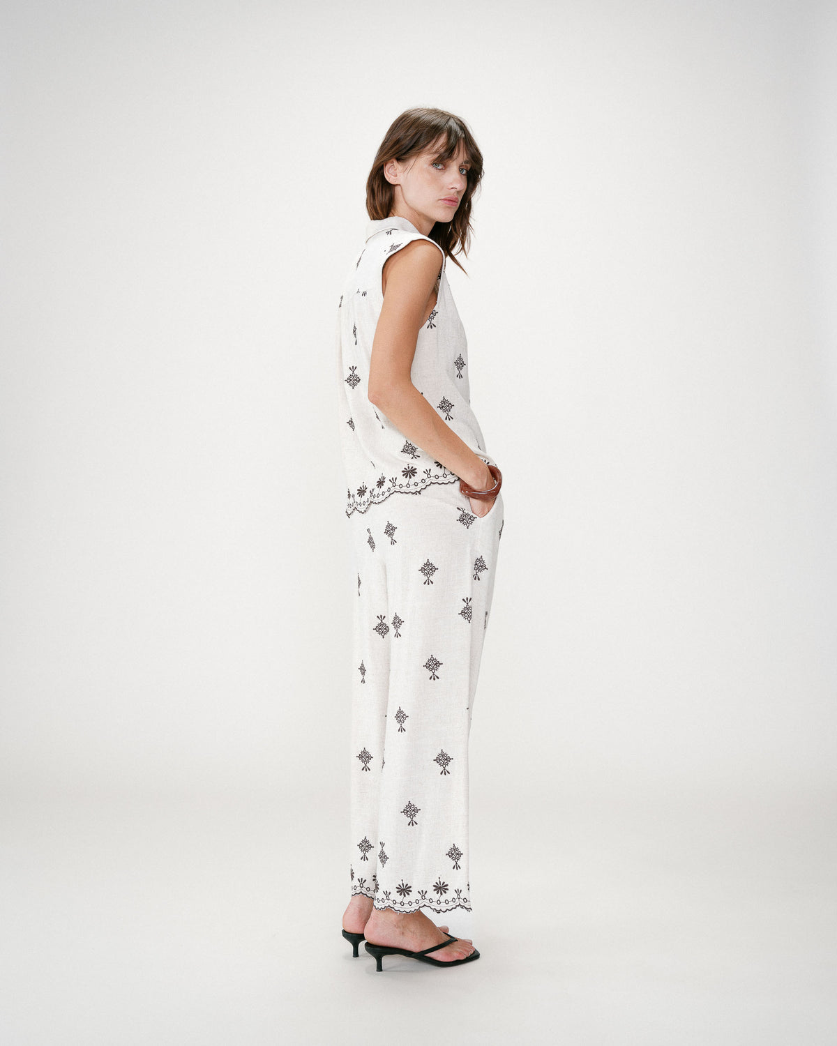 Sleeveless embroidered pattern shirt chocolat Wisenna