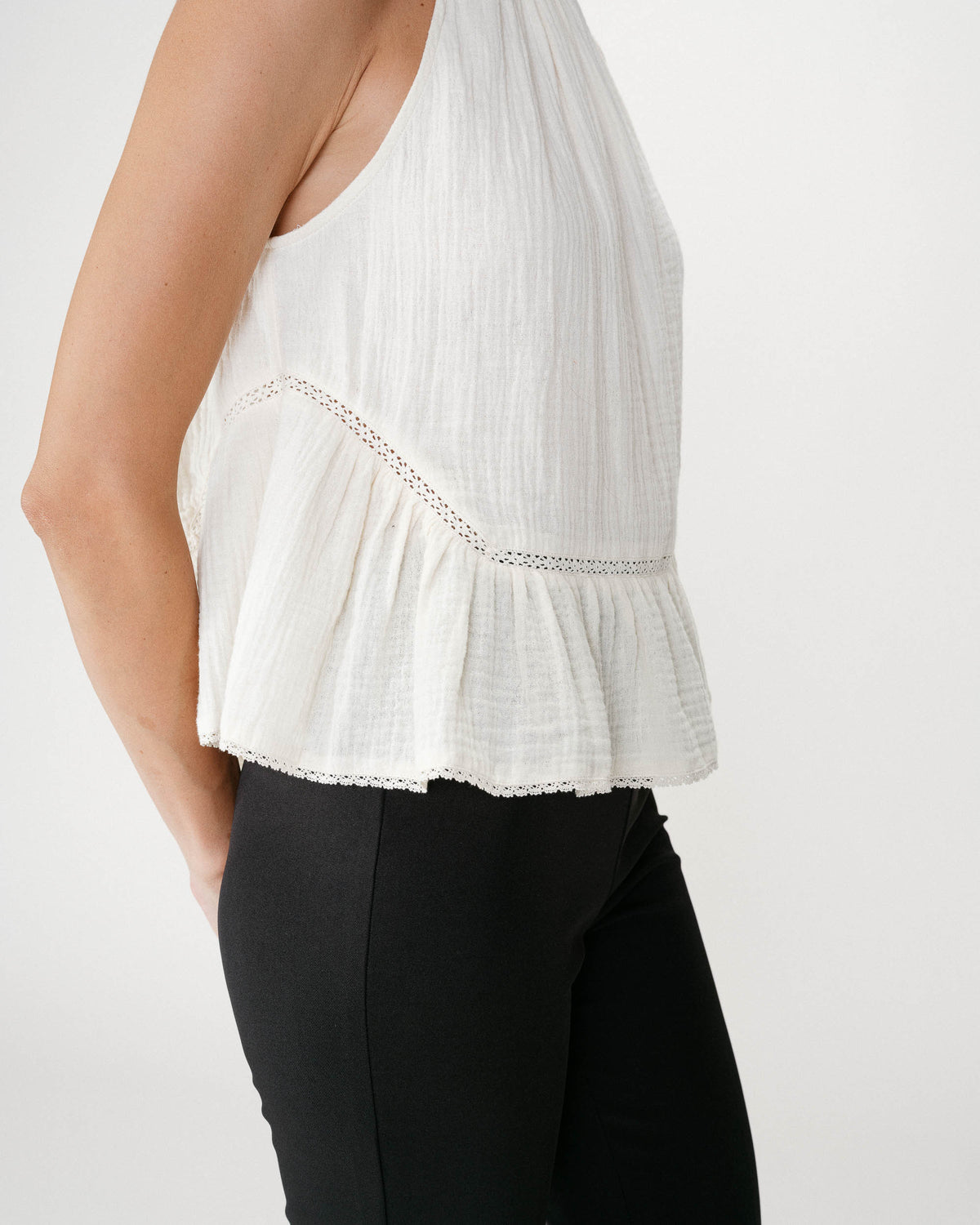 Top sans manches froncées en gaze de coton ecru Widy