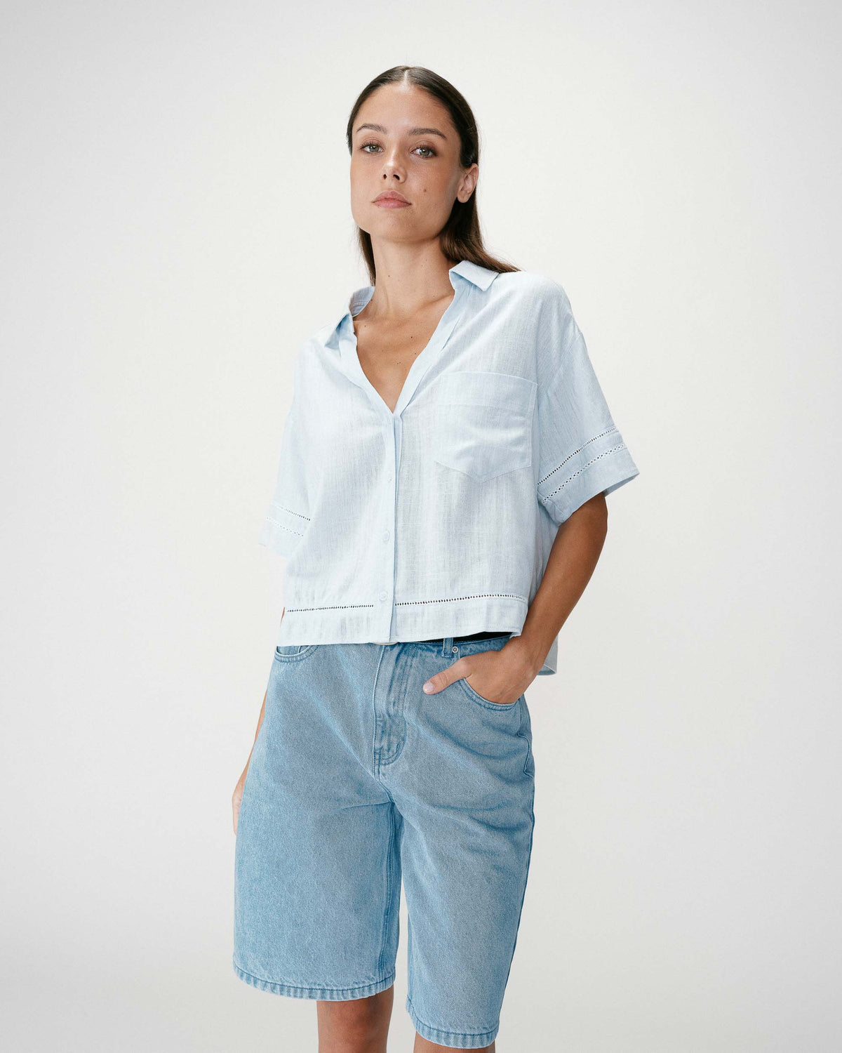 Chemise large manches courtes détails dentelle ciel Winka